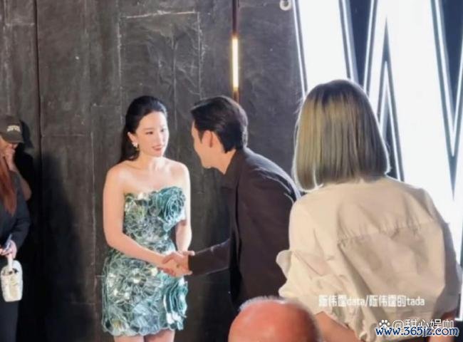 刘亦菲陈伟霆合影被赞似朱门接管东说念主 内娱顶级应答范本