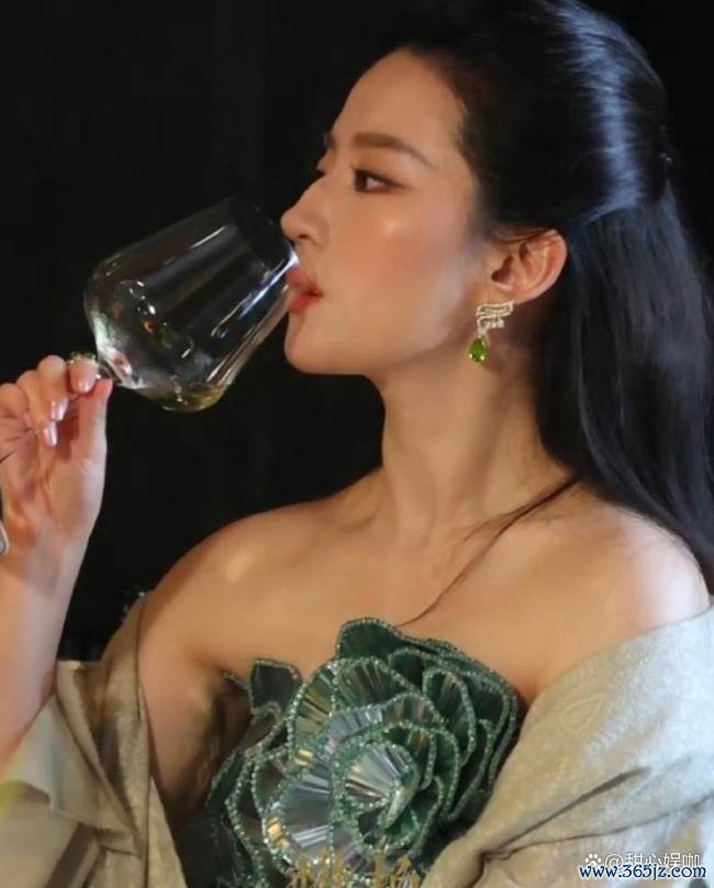 刘亦菲陈伟霆合影被赞似朱门接管东说念主 内娱顶级应答范本